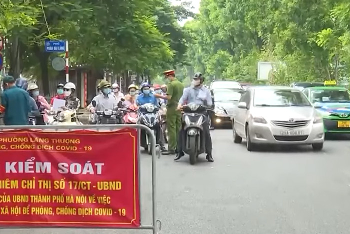 Hà Nội kiểm soát chặt người dân ra đường