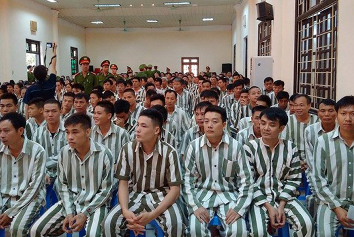 Tại sao trang phục của tù nhân có họa tiết sọc đen trắng?