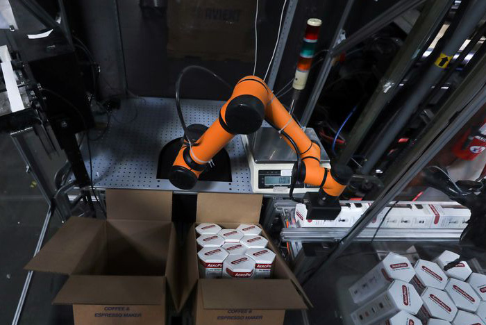 Thuê robot để tháo gỡ tình trạng thiếu lao động tại các nhà máy nhỏ