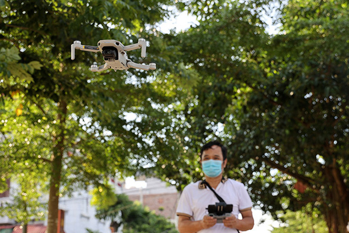 Hà Nội giám sát khu phong tỏa bằng flycam