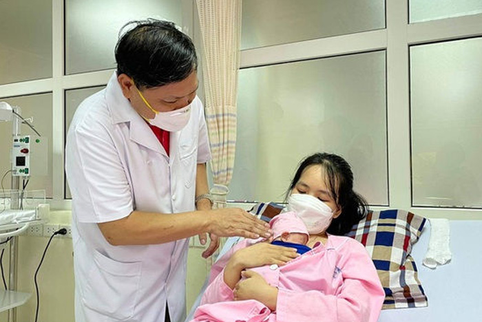 Lần đầu tiên tại Việt Nam nuôi dưỡng thành công bé sơ sinh nặng 0,4 Kg