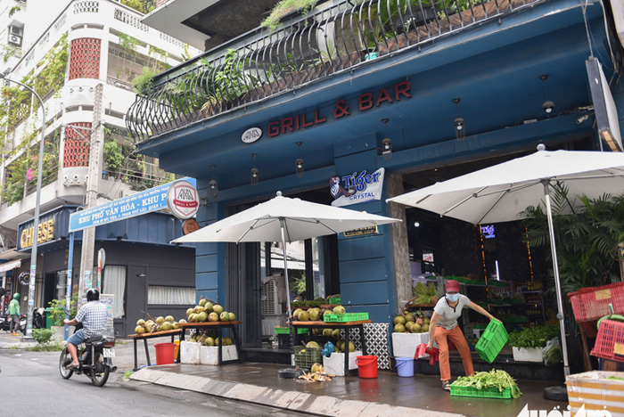 Quán bar, vũ trường ở phố đi bộ Bùi Viện thành cửa hàng rau củ