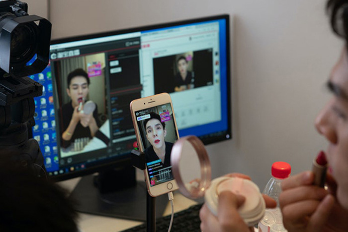 Bán hàng qua livestream thúc đẩy doanh số ngày lễ độc thân tại Trung Quốc