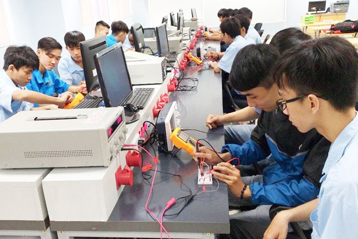 Tiêu điểm: Đào tạo nghề sớm, nên hay không?
