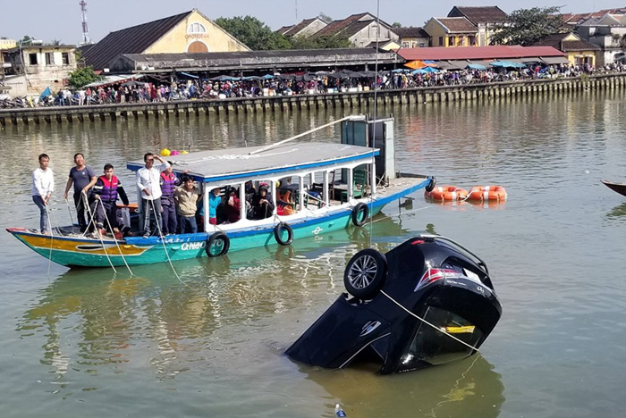 Trang bị 6 kỹ năng thoát hiểm khi ô tô bị rơi xuống nước