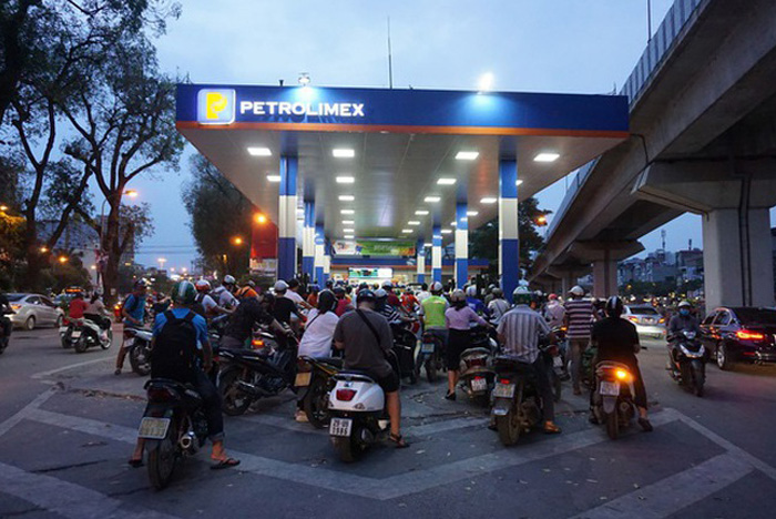 Tin nóng: Xăng dầu tăng giá kỷ lục, lên sát 30.000 đồng/lít
