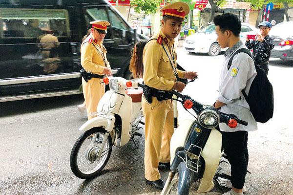 14 tuổi chạy xe 50cc bị phạt như thế nào?