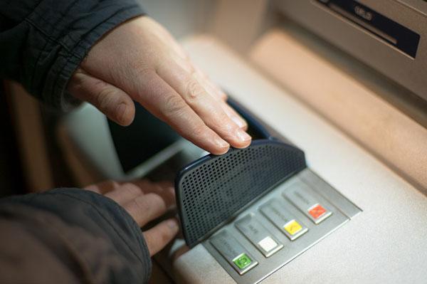 4 cách dùng thẻ ngân hàng an toàn ngoài máy ATM