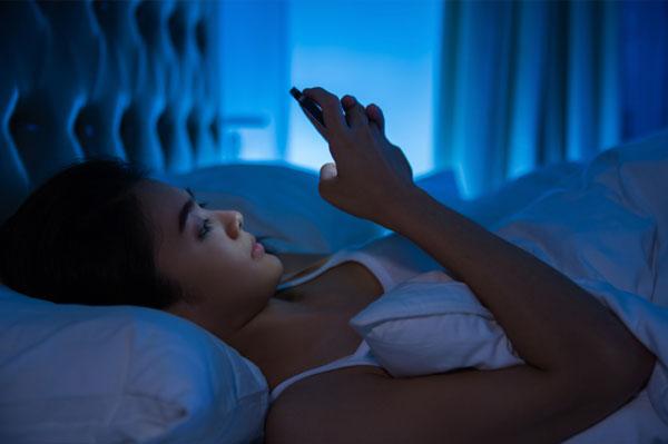 5 tác hại xem điện thoại vừa tỉnh giấc