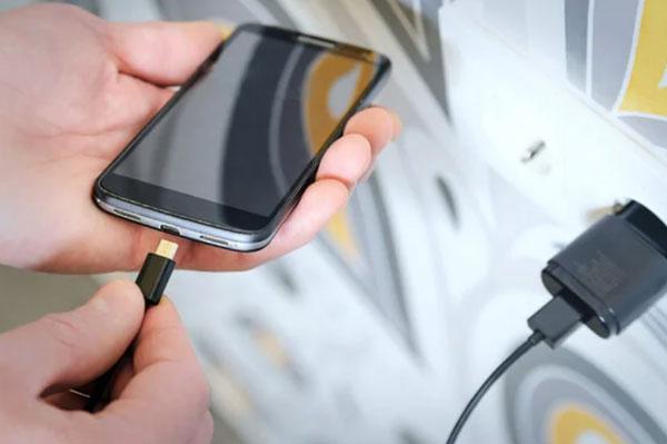 Bí mật ít ai biết về cách cắm sạc điện thoại đúng cách
