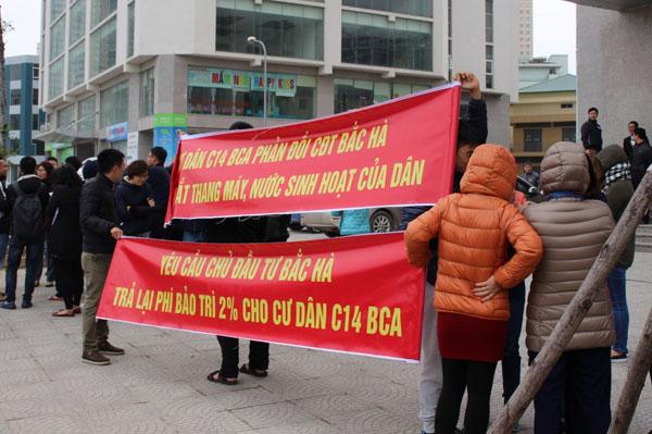 Cách treo băng rôn phản đối chủ đầu tư tại chung cư không phạm luật