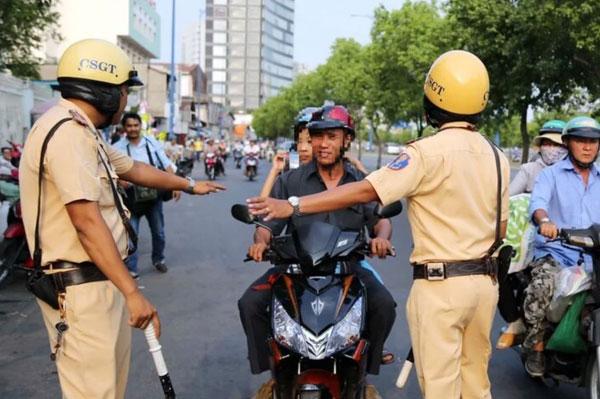 Chia sẻ 5 cách đi xe máy không bị công an giao thông tuýt còi