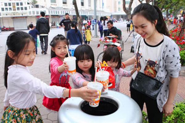 Dạy trẻ ứng xử văn minh nơi công cộng