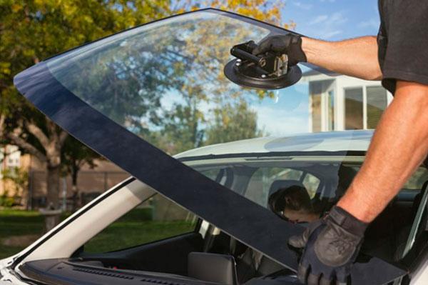 Dịch vụ thay kính chắn gió xe hơi lưu động giá tốt chuẩn hàng chính hãng