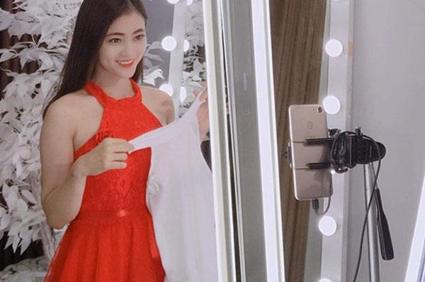 Góc khuất về thu nhập khủng từ livestream bán hàng