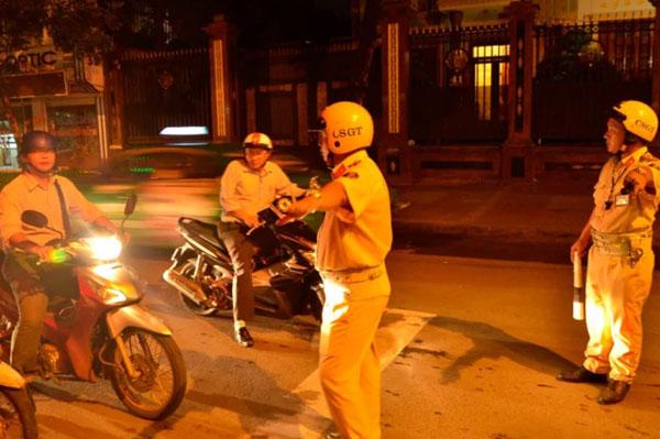 Không bật đèn chiếu sáng của xe có bị thổi phạt không?