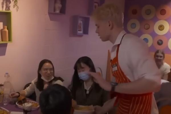 Lạ lùng nhà hàng chửi lại được yêu thích ở Australia