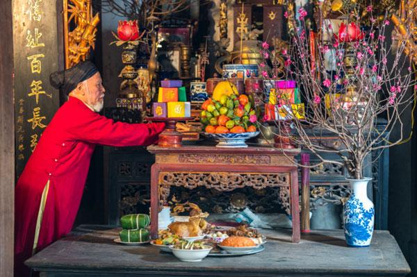 Lau dọn bàn thờ ngày Tết: Thể hiện lòng hiếu thảo, biết ơn