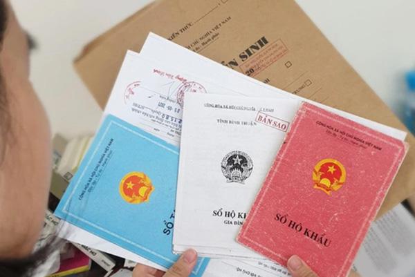 Lý do phải thu hồi sổ hộ khẩu, giấy tạm trú và quy trình điều chỉnh thông tin cư trú được thực hiện ra sao?