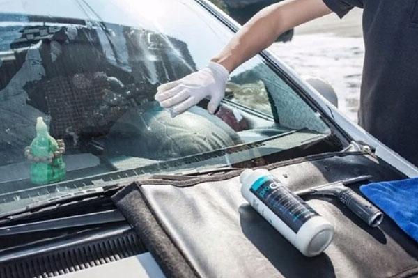 Mách bạn 3 cách lau chân kính lái ô tô
