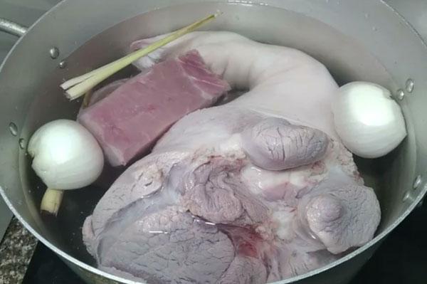 Mách bạn 3 cách luộc thịt chân giò thơm ngon không phải ai cũng biết