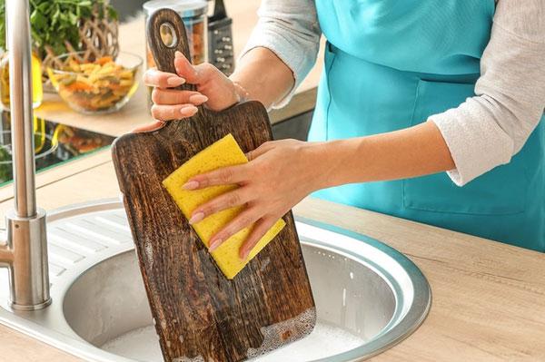 Mách bạn 4 cách vệ sinh thớt gỗ nhanh chóng cho các bà nội trợ