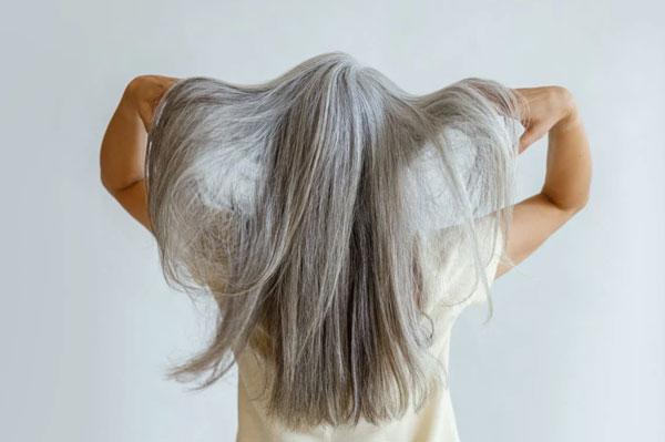 Mách bạn cách ngăn tóc bạc sớm khi còn trẻ