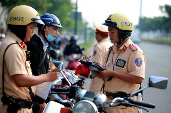 Mức phạt tiền cho hành vi lái xe khi bị giữ bằng