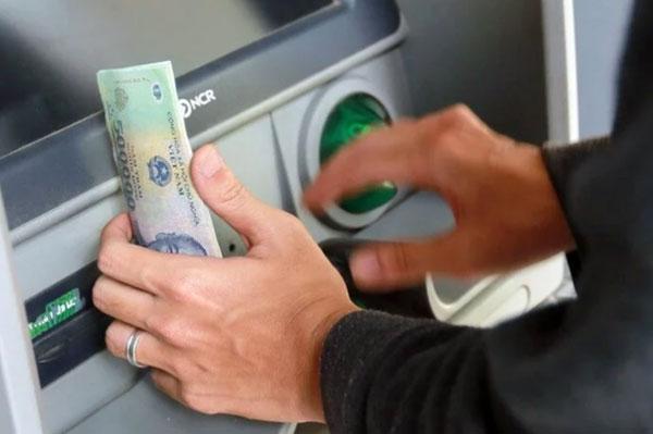 Những điều cần làm sau khi rút tiền tại ATM