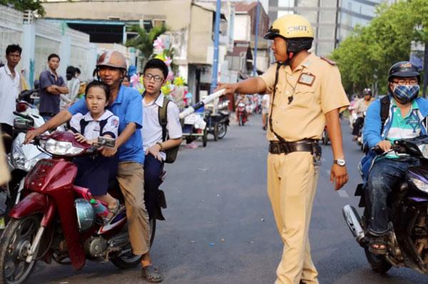Nhứng điều CSGT không được làm khi dừng xe của người dân