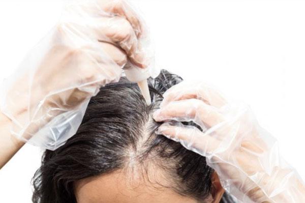 Nhuộm tóc bạc sớm tại nhà: Những lưu ý quan trọng cần biết