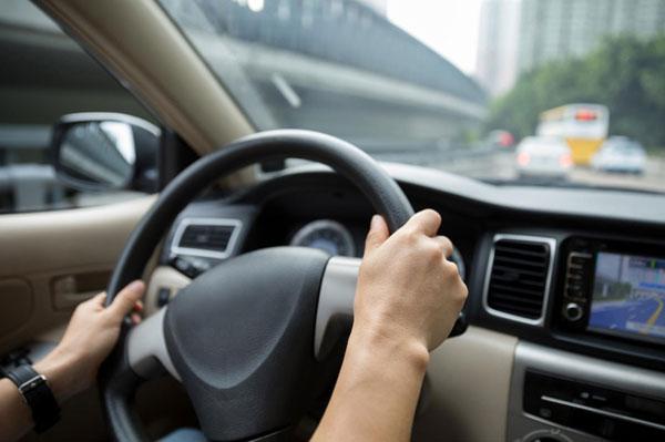 Ô tô bị lệch vô lăng: Kẻ thù thầm lặng trên mọi hành trình