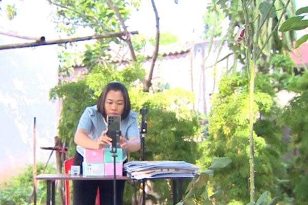 Phụ nữ nông thôn làm kinh tế với mạng xã hội
