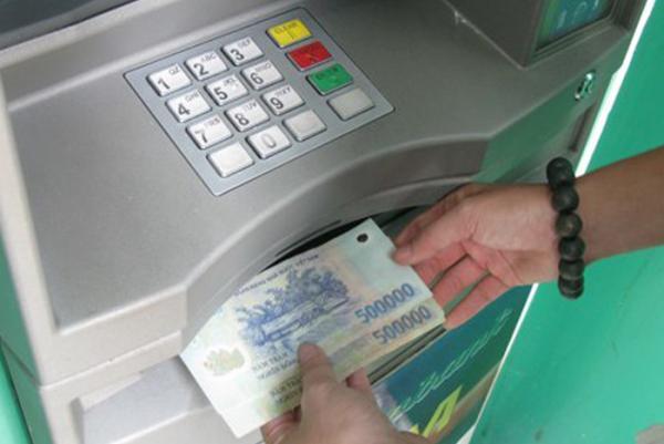 Rút tiền tại cây ATM nhưng để quên có lấy lại được không?