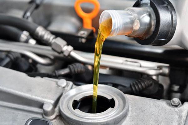 Tác hại của việc thay nhớt ô tô cho xe máy là gì?