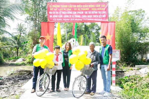 Tặng học bổng trị giá 15 triệu tại lễ khánh thành cầu Đồng Tâm 192 xã Vị Tân