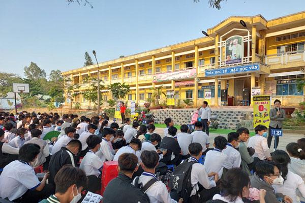 THPT Tràm Chim tổ chức sự kiện tuyên truyền xe điện của đại lý ủy quyền Đức Tuyên