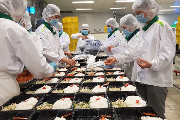 Tuyển và đào tạo nhân viên hỗ trợ sản xuất tại bếp ăn VACS