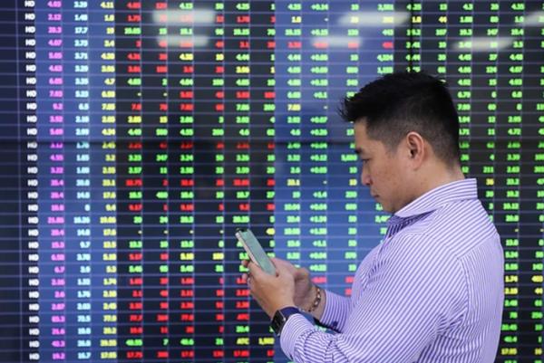 VN-Index giảm mạnh gần 70 điểm: Sắc đỏ và xanh lơ ngập tràn bảng điện