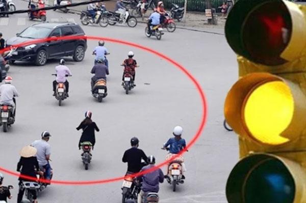 Vượt đèn vàng bị phạt bao nhiêu tiền? Lời khuyên cho tài xế