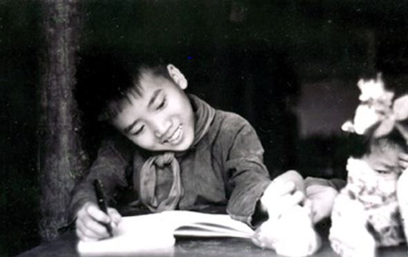 Lúc mười tuổi, ông đã có những câu thơ vô cùng trong trẻo và xúc động chạm đến trái tim người đọc