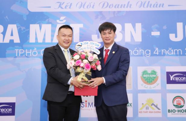 Ông Hoàng Văn Trí trao hoa cho doanh nghiệp thành viên tài trợ cho sự kiện ngày hôm nay