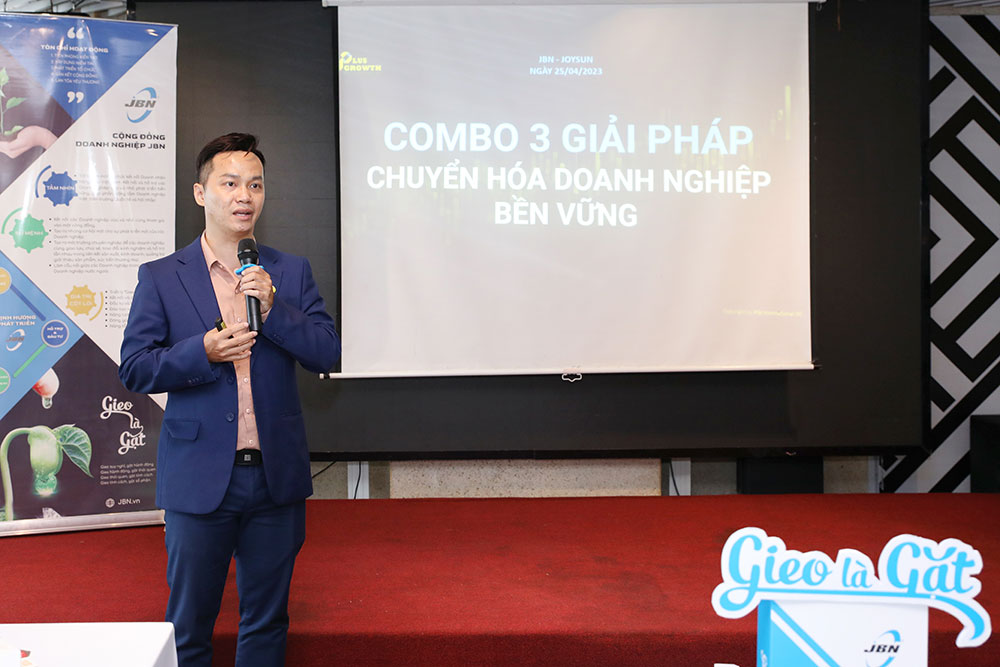 Nhà sáng lập ông Trần Minh Phước thuyế trình về dự án Plus Growth tại kết nối Doanh Nhân JBN JOY SUN