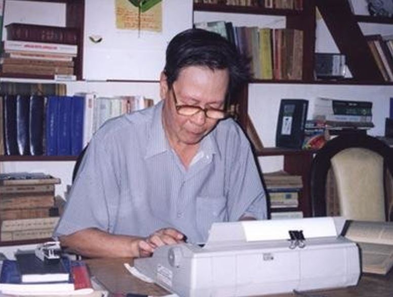 Nhà văn đã rời quân đội với quân hàm đại tá để về làm việc tại Hội Nhà văn Việt Nam vào năm 1988