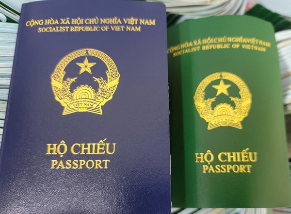 Hộ chiếu mẫu mới (trái) và mẫu hộ chiếu cũ (phải)