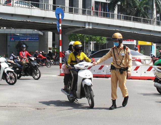 Xe được phép đi tiếp nếu người điều khiển giao thông có hiệu lệnh cho phép tiếp tục