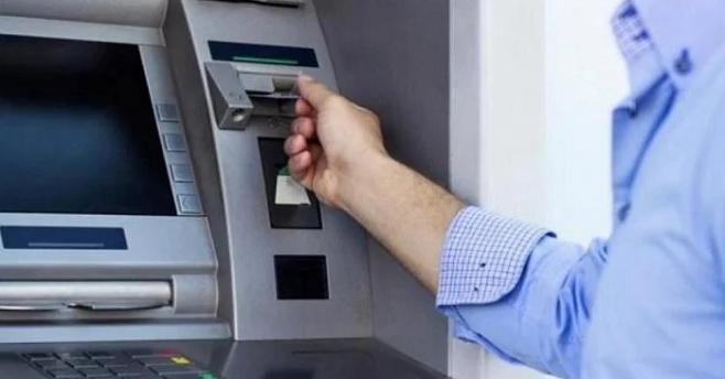 Nếu đã qua một lúc vẫn không thấy nhả, chắc chắn rằng thẻ ATM của bạn đã bị nuốt