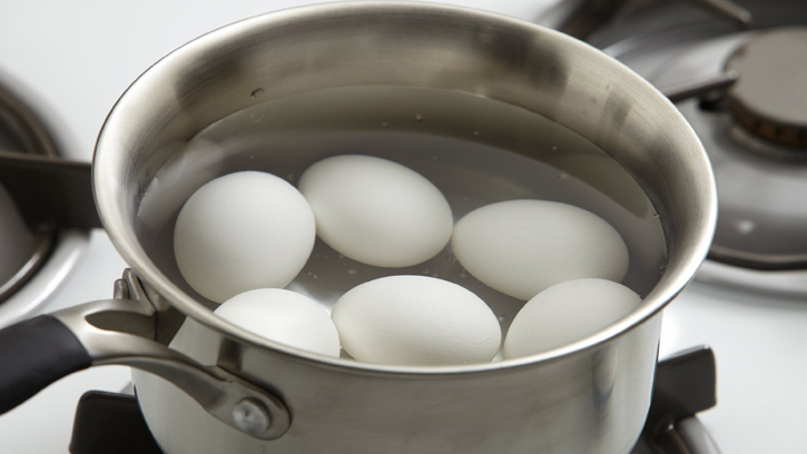 Nên đổ nước ngập trứng để trứng được chín đều
