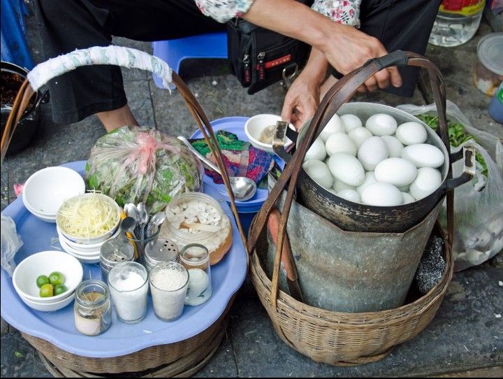 Trứng vịt lộn là món ăn khuya phổ biến tại Việt Nam
