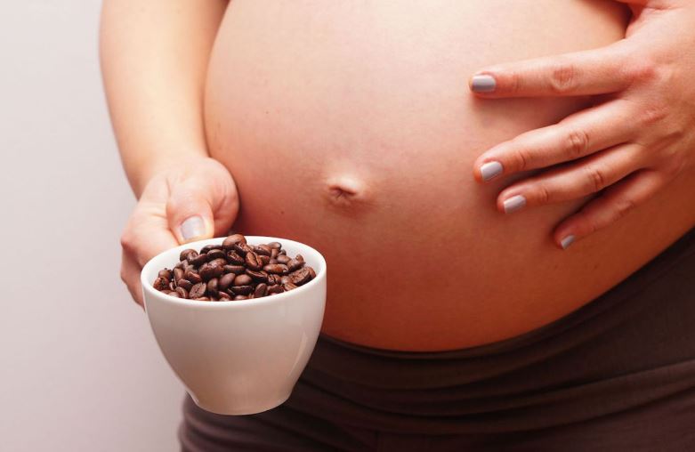 Phụ nữ đang mang thai, cho con bú không nên uống cà phê